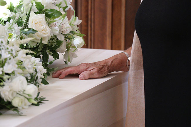 Afbeelding van een hand die rust op de kist